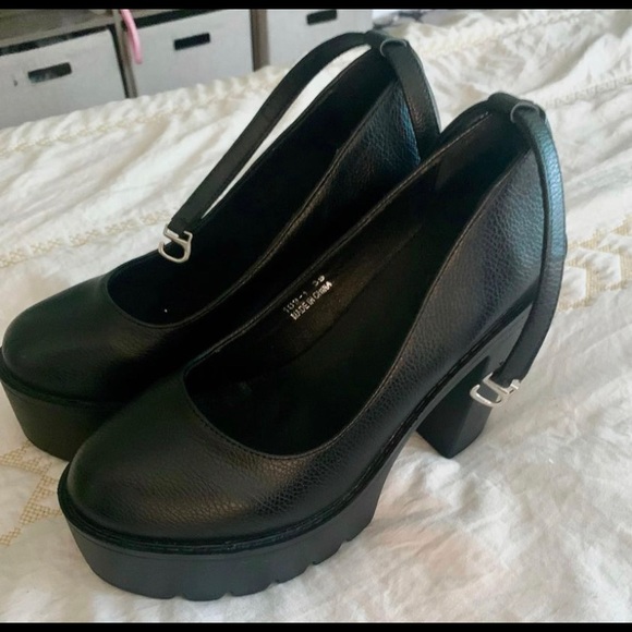 Platform booties size 8 - Picture 3 of 3